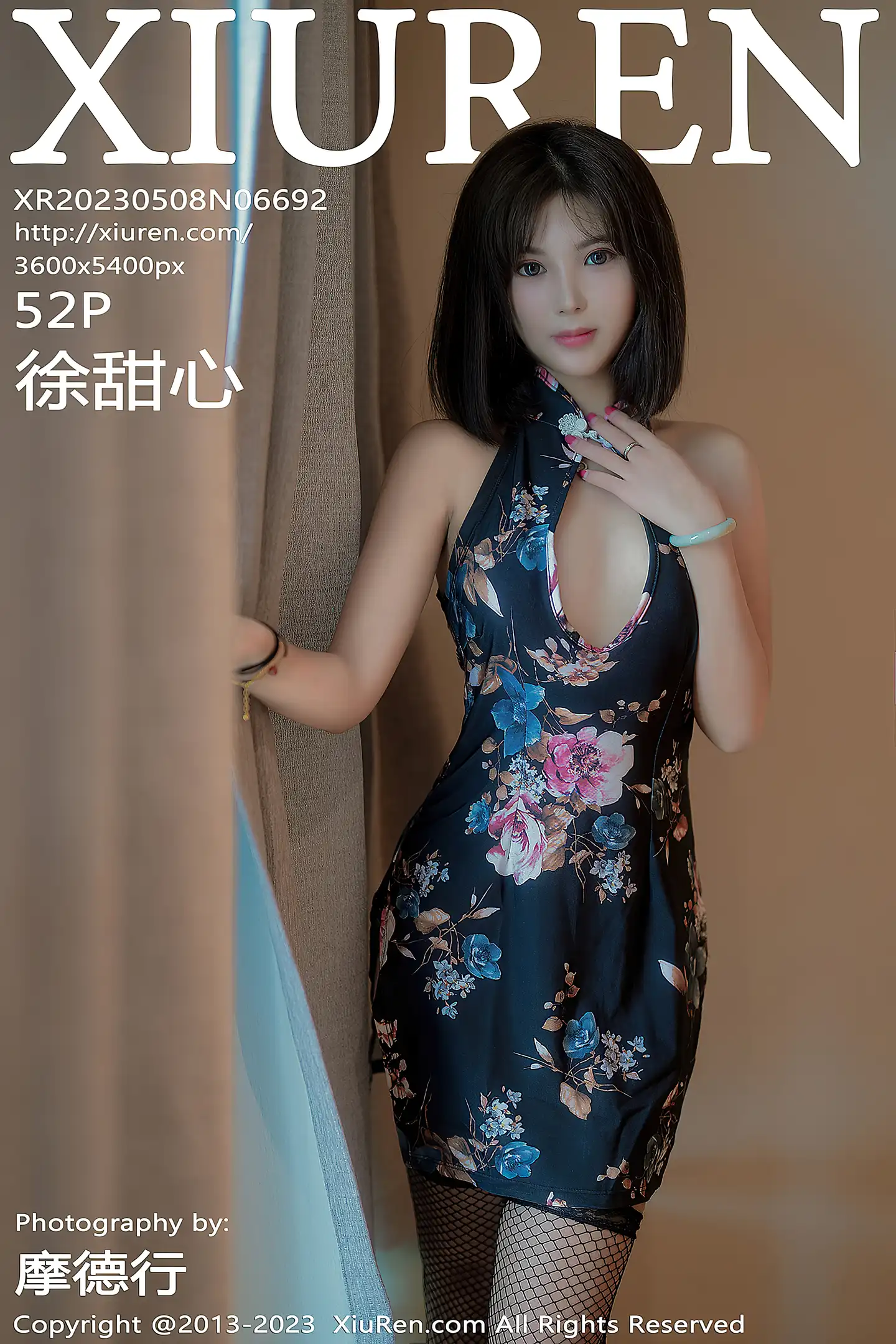 [XiuRen秀人网]No.6692_模特徐甜心性感深色带图案旗袍半撩露黑色丁字裤秀翘臀诱惑写真52P-秀人网 - XiuRen.Space